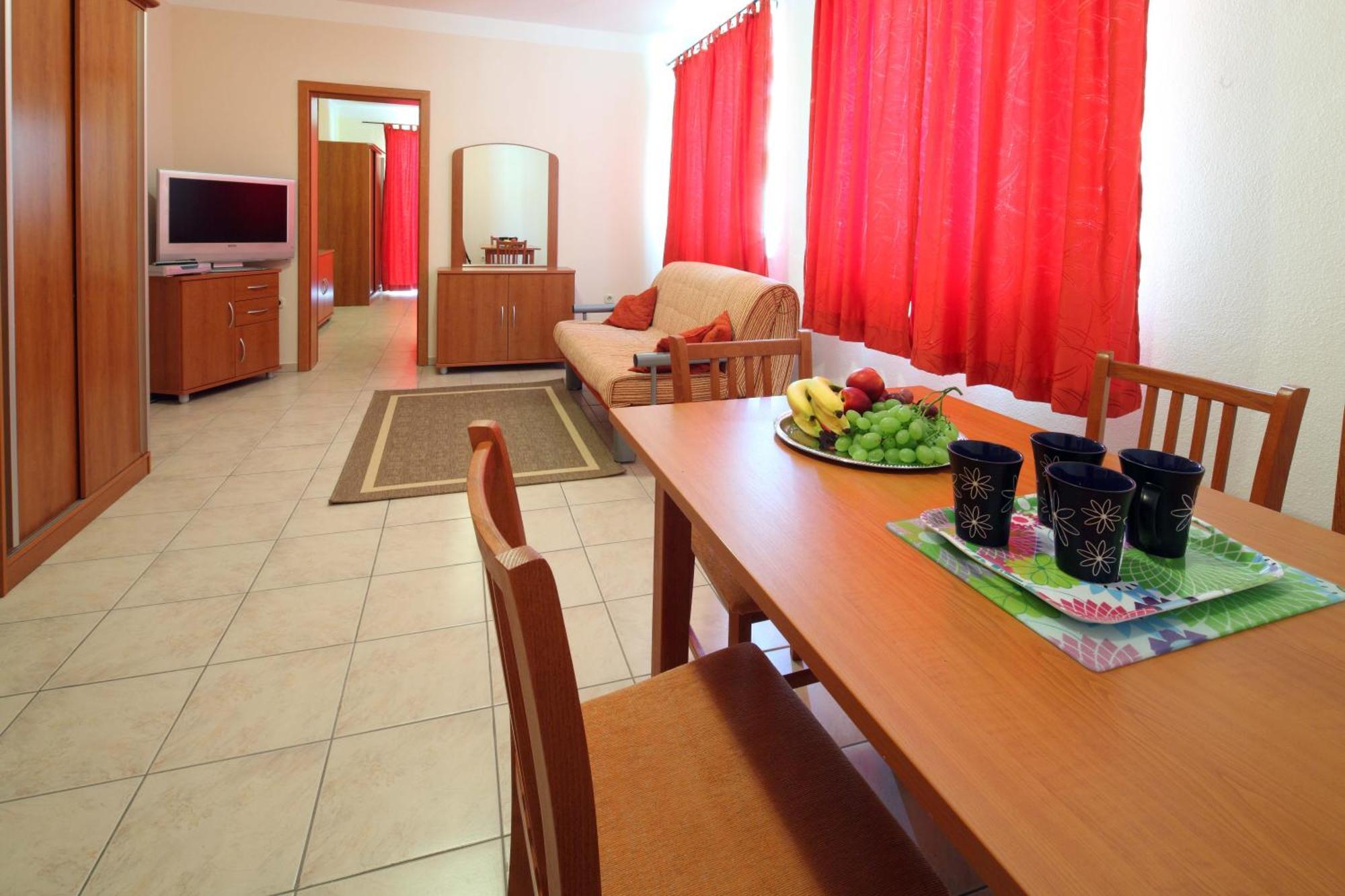 Apartments Vila Adrijana & Fitness Studio Wolf Bv Baška Voda Екстериор снимка