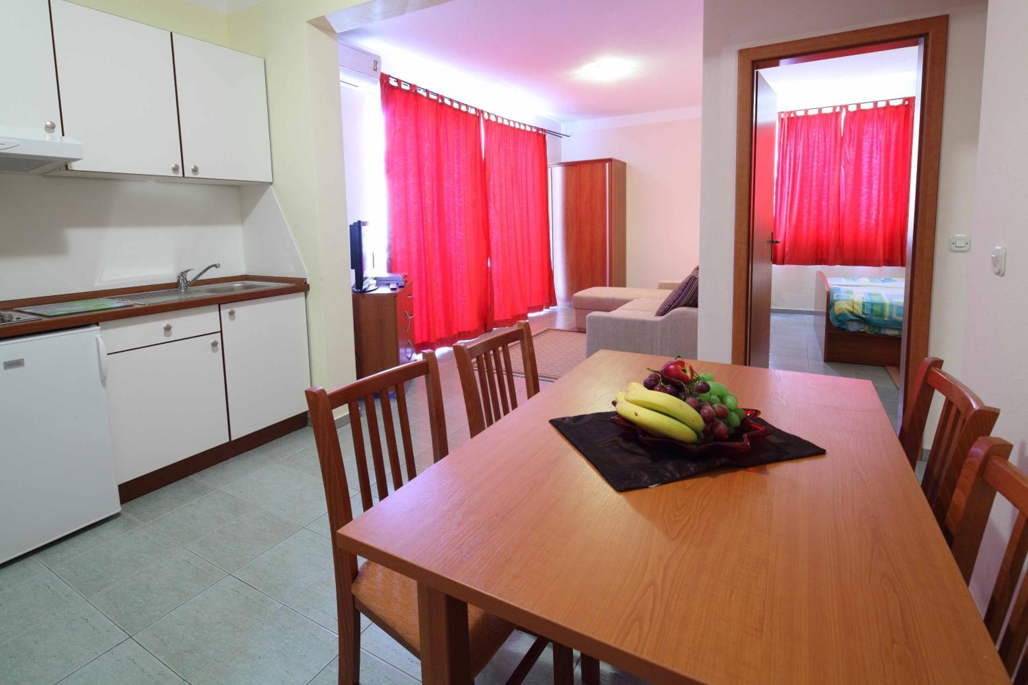 Apartments Vila Adrijana & Fitness Studio Wolf Bv Baška Voda Екстериор снимка